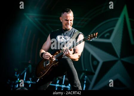 HELLFEST OPENAIR FESTIVAL, CLISSON, Francia - 2017/06/18: Mark Tremonti, il chitarrista della band americana Alter Bridge, suonare dal vivo sul palco del Hellfest Openair Festival 2017 Foto Stock