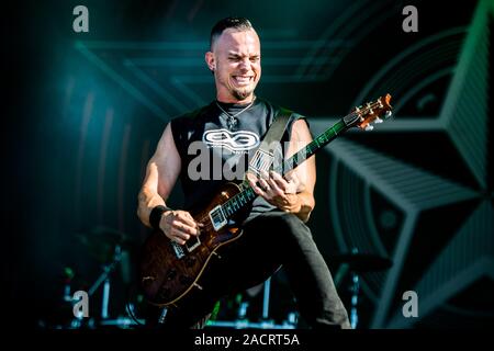 HELLFEST OPENAIR FESTIVAL, CLISSON, Francia - 2017/06/18: Mark Tremonti, il chitarrista della band americana Alter Bridge, suonare dal vivo sul palco del Hellfest Openair Festival 2017 Foto Stock