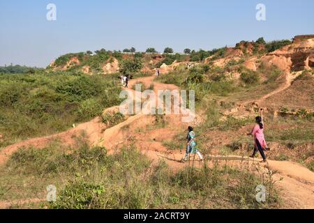 Visitatori presso i Gangani anfratti del Shilabati o Shilai riverbank in Garbeta, West Bengal, India. Foto Stock