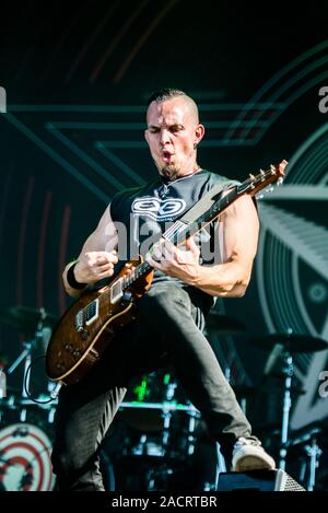 HELLFEST OPENAIR FESTIVAL, CLISSON, Francia - 2017/06/18: Mark Tremonti, il chitarrista della band americana Alter Bridge, suonare dal vivo sul palco del Hellfest Openair Festival 2017 Foto Stock