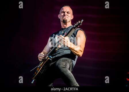 HELLFEST OPENAIR FESTIVAL, CLISSON, Francia - 2017/06/18: Mark Tremonti, il chitarrista della band americana Alter Bridge, suonare dal vivo sul palco del Hellfest Openair Festival 2017 Foto Stock