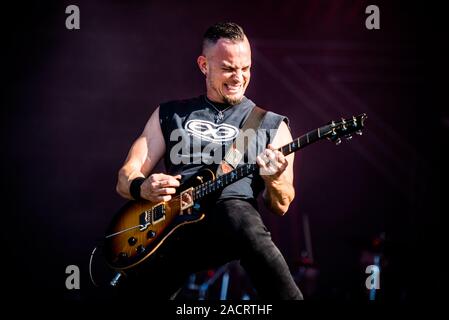 HELLFEST OPENAIR FESTIVAL, CLISSON, Francia - 2017/06/18: Mark Tremonti, il chitarrista della band americana Alter Bridge, suonare dal vivo sul palco del Hellfest Openair Festival 2017 Foto Stock