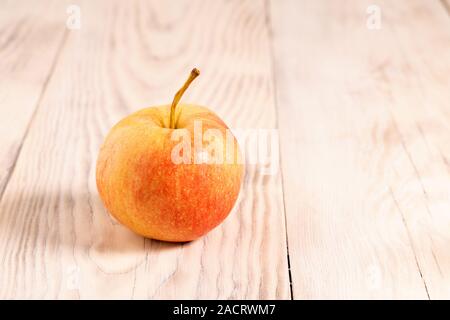 Intere fresche Mele rosse closeup su legno schede rurale, vega cibo. rosso-giallo mature fresh apple Foto Stock