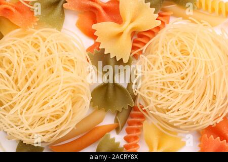 Capelli d'angelo su sfondo di diversi di pasta Foto Stock