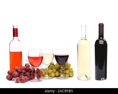 Uve mature, bicchieri e bottiglie di vino Foto Stock