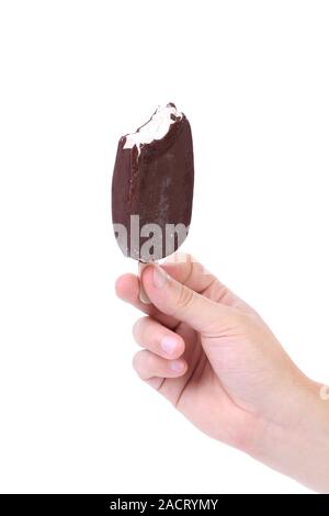 Mano trattiene morso cioccolato gelato alla vaniglia. Foto Stock