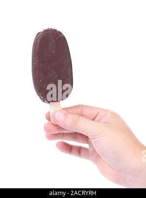 Mano trattiene il cioccolato gelato alla vaniglia Foto Stock