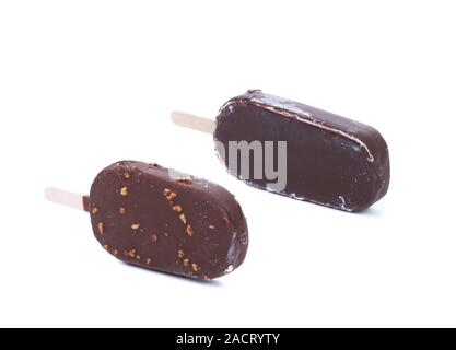 Due ricoperta di cioccolato di blocchi di gelati su stick. Foto Stock