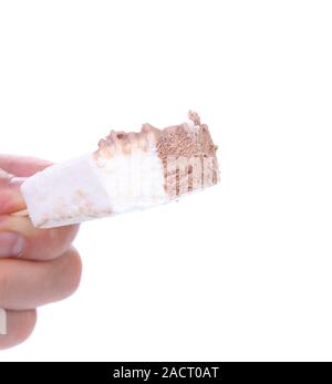 Mano trattiene morso di vaniglia e gelato al cioccolato. Foto Stock