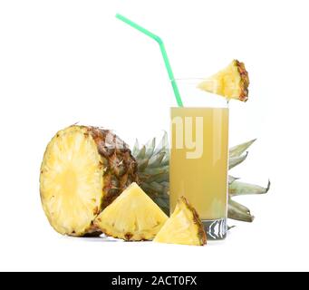 Succo di ananas isolato su bianco Foto Stock