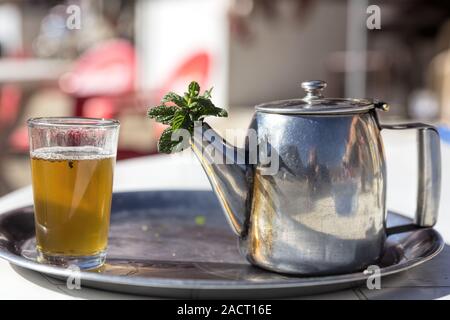 Tè alla menta con la caraffa di vetro e il Marocco Foto Stock