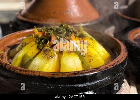 Tajine vegetariano (Tagine) in Marocco Foto Stock