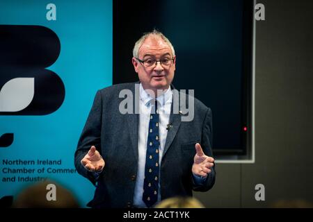 Steve Aiken leader del Partito unionista dell'Ulster (UUP) parlando in Irlanda del Nord i responsabili aziendali a Pinsent Mason a Belfast durante un organizzatore di eventi dall'Irlanda del Nord della Camera di Commercio e Industria come parte del quarto dei cinque leader durante un pre-elettorale sulla serie di posti di lavoro e la crescita del business e l'economia. Foto Stock