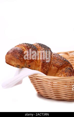 Appetitosi croissant con semi di papavero nel cestello. Foto Stock