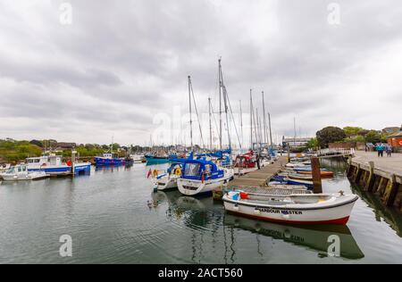 Barche a vela ormeggiata in un pontone nel porto a Lymington sul Solent, New Forest District, Hampshire sulla costa sud dell'Inghilterra Foto Stock