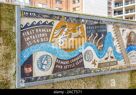 Vista del Queenhithe mosaico su Riverside Walk, London EC4, commemorare eventi e storia antica in Gran Bretagna è la storia romana Foto Stock