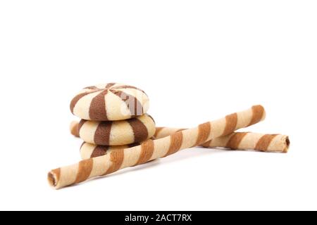 Striped wafer al cioccolato rotoli e gioco biscotti. Foto Stock