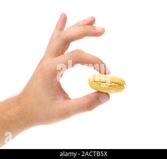 Mano trattiene macaron torta. Foto Stock