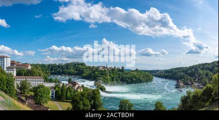Vista panoramica con cascate del Reno, Laufen Castello, viadotto ferroviario un castello Schloessli Woerth, Neuhausen am Rheinfall, Canton Sciaffusa, Svizzera Foto Stock