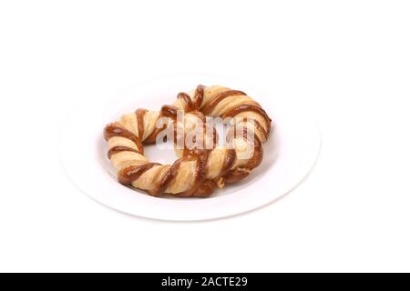 Nodo-biscotti di forma in una piastra bianca Foto Stock