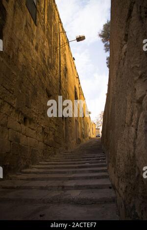 Tipica strada stretta con scale nella città di La Valletta sull isola di Malta Foto Stock