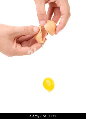 Primo piano di uova rotte in mano Foto Stock