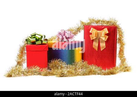 Set di confezioni regalo e oro tinsel. Foto Stock