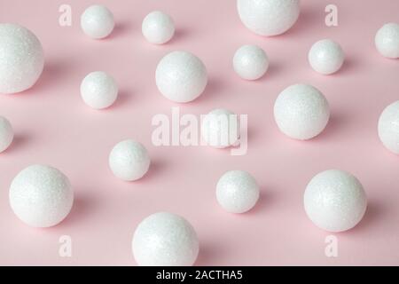 Bolle costituito da polistirolo sfere sul rosa pastello minima di sfondo concetto creativo. Foto Stock