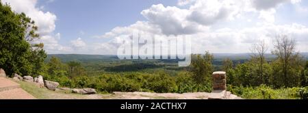 Panoramica dei contrafforti meridionali dei monti Appalachi. Girato da un si affacciano a FDR stato parco di pini di montagna USA la Georgia. Foto Stock