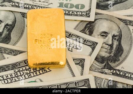 Oro Bar sulle fatture del dollaro Foto Stock