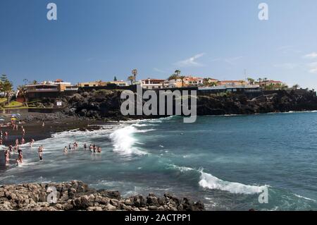 I bagnanti in Playa de la Arena di Alcala, Tenerife, Isole Canarie, Spagna, Europa Foto Stock