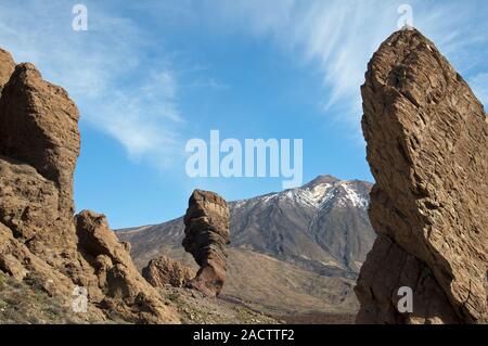 Roques de Garcia, lava formazioni rocciose, alle loro spalle il Pico del Teide, 3718m, il Parque Nacional de las Cañadas del Teide Teide Foto Stock