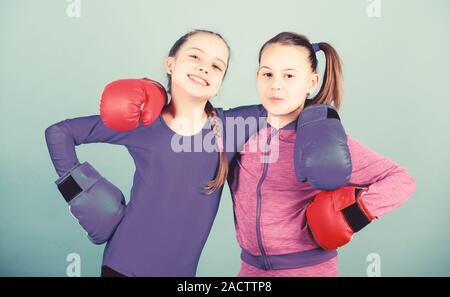 È possibile farlo allenamento di piccole ragazze boxer di abbigliamento sportivo. Dieta Fitness. energia salute. punzonatura di knockout. Attività dell infanzia. Sport di successo. L'amicizia. Dei bambini felici sportivo in guantoni da pugilato. Foto Stock