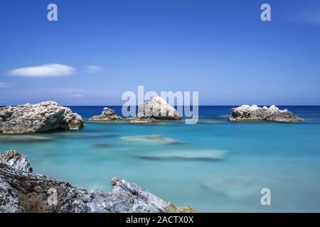 Rocce nel mare, esposizione a lungo termine Foto Stock