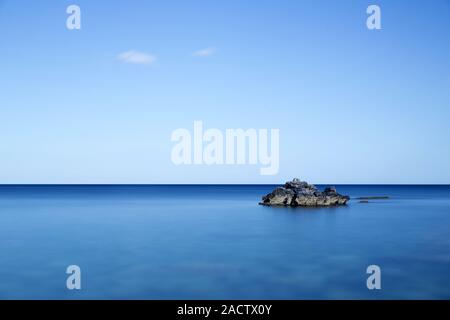 Rocce nel mare, esposizione a lungo termine Foto Stock