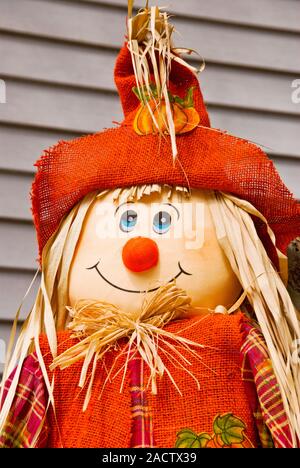 Close-up di un sorridenti artigianale di Halloween spaventapasseri indossando un colore arancio tela hat e canotta. Foto Stock