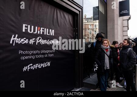 Lucia Tremonti, la prima persona in coda al Fuji store lancio, Foto Stock