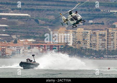 TORRE DEL MAR, MALAGA, Spagna-lug 12: Guardia Civil coast guard patrol e elicottero EC-135 prendendo parte a una mostra sul quarto di airshow Torre de Foto Stock