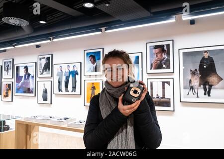 Lucia Tremonti (a destra), la prima persona in coda al Fuji lancio del negozio Foto Stock