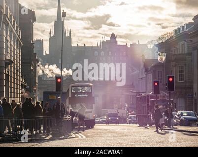 Edimburgo, Scozia - 12/01/2019: sagome e delinea le strade e i vicoli di Edimburgo in Scozia. Sunray e bokeh effetti colpiscono il Foto Stock