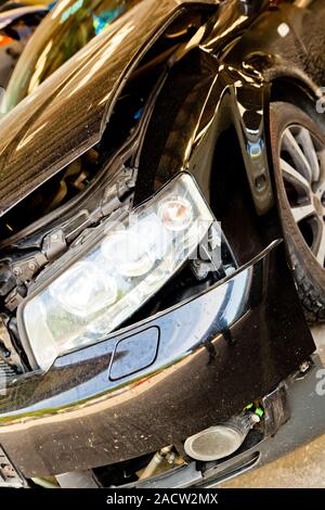 Auto con danni alla carrozzeria in seguito ad un incidente Foto Stock