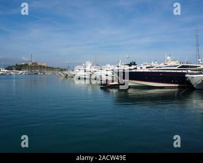Yacht ormeggiati nel porto di Antibes, Cote de Azur, Francia Foto Stock