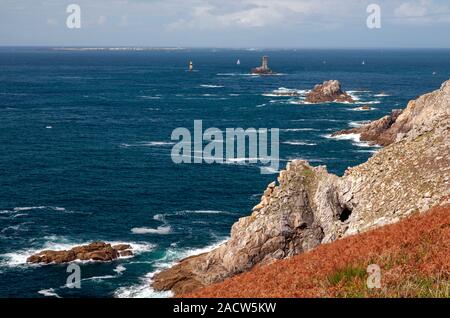 Pointe du Raz con il faro " le phare de la Vieille', Iroise mare, Cap Sizum, Plogoff, Finisterre (29), Brittany, Francia Foto Stock