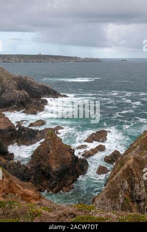 Baia di Trepasses e mare Iroise con Pointe du Raz in background, Cleden-Cap-Sizun, Pointe du Van, Finisterre (29), Brittany, Francia Foto Stock