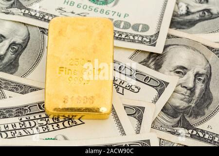 Oro Bar sulle fatture del dollaro Foto Stock