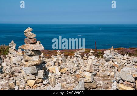 Cairn e oceano Atlantico a Cap de la Chevre, Armorique regionale Parco Nazionale, Crozon penisola, Finisterre (29), Brittany, Francia Foto Stock