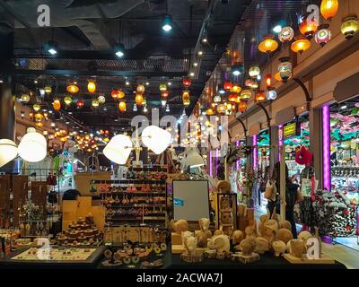 Shopping con bancarelle e stand con le luci della lavagna luminosa a Bangkok in Tailandia Foto Stock