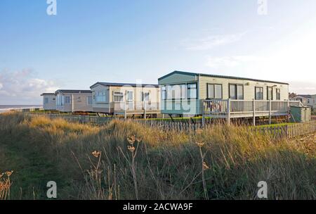 Una vacanza roulotte affacciato sulla spiaggia e sul mare a Bacton, Norfolk, Inghilterra, Regno Unito, Europa. Foto Stock