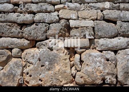 La Naveta des Tudons Pre talaiotico sepoltura camera tomba, il più antico edificio con tetto in Spagna, isola di Minorca, Isole Baleari, Spagna, Europa Foto Stock