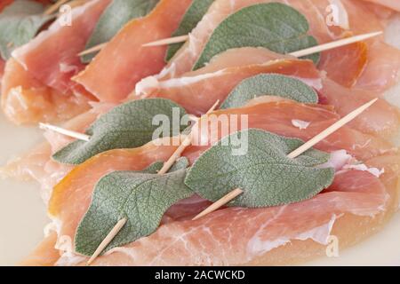 Preparazione Saltimbocca con carne di pollo Foto Stock